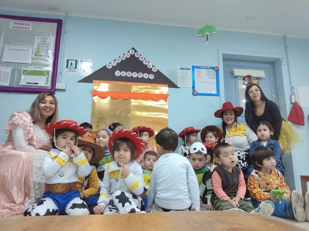 Niños y niñas participando en actividades recreativas junto a sus familias en el Jardín Infantil Los Copihues del Volcán