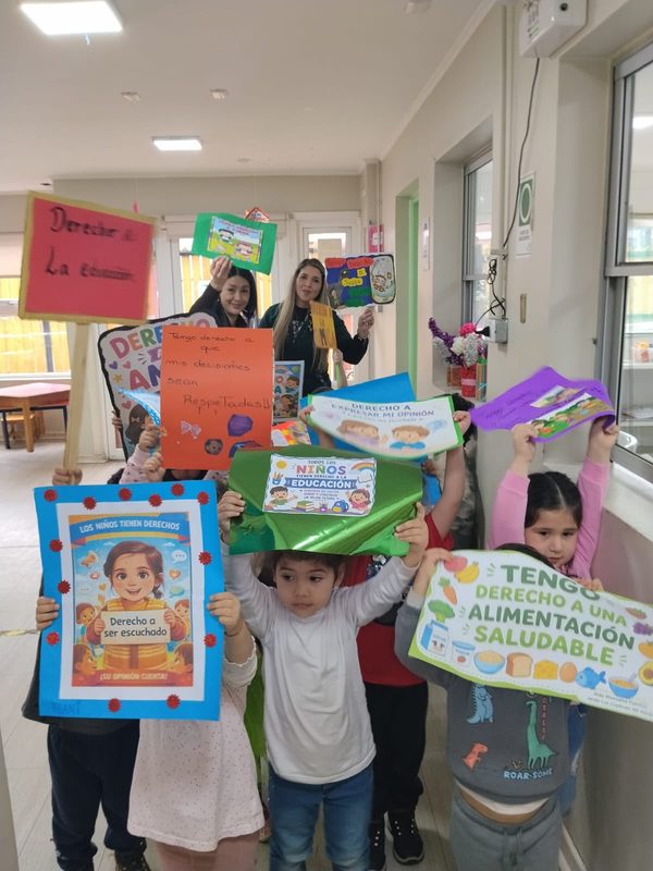 Niños y niñas participando en actividades recreativas junto a sus familias en el Jardín Infantil Los Copihues del Volcán