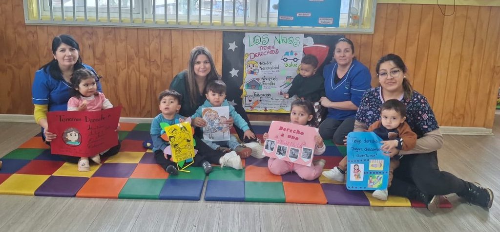 Niños y niñas participando en actividades recreativas junto a sus familias en el Jardín Infantil Los Copihues del Volcán
