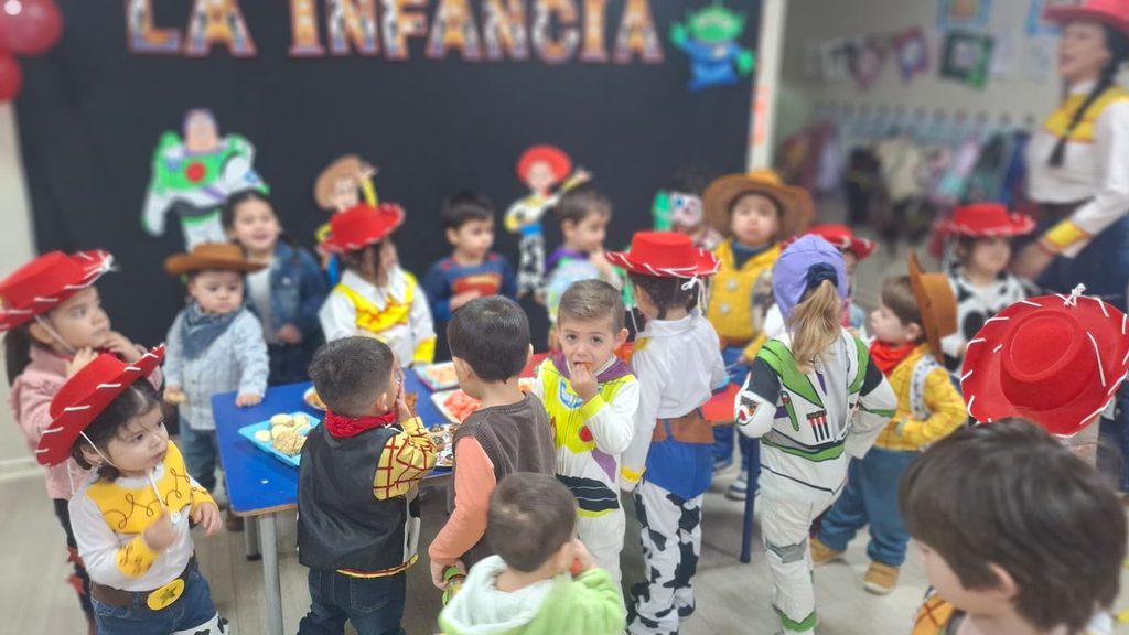 Niños y niñas participando en actividades recreativas junto a sus familias en el Jardín Infantil Los Copihues del Volcán
