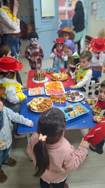Niños y niñas participando en actividades recreativas junto a sus familias en el Jardín Infantil Los Copihues del Volcán