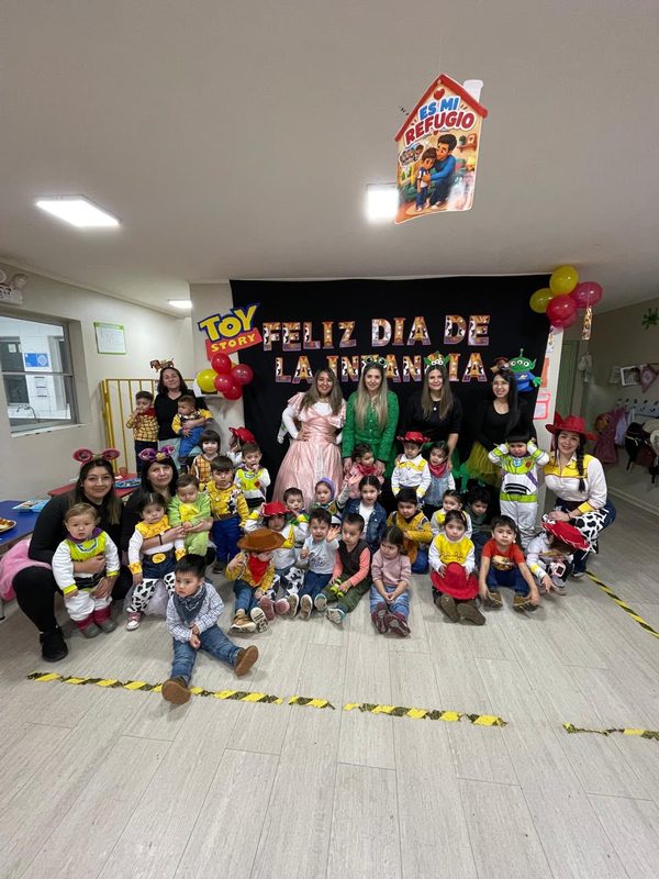 Niños y niñas participando en actividades recreativas junto a sus familias en el Jardín Infantil Los Copihues del Volcán