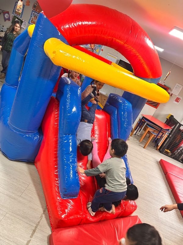 Niños y niñas participando en actividades recreativas junto a sus familias en el Jardín Infantil Los Copihues del Volcán