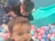 Niños y niñas participando en actividades recreativas junto a sus familias en el Jardín Infantil Los Copihues del Volcán