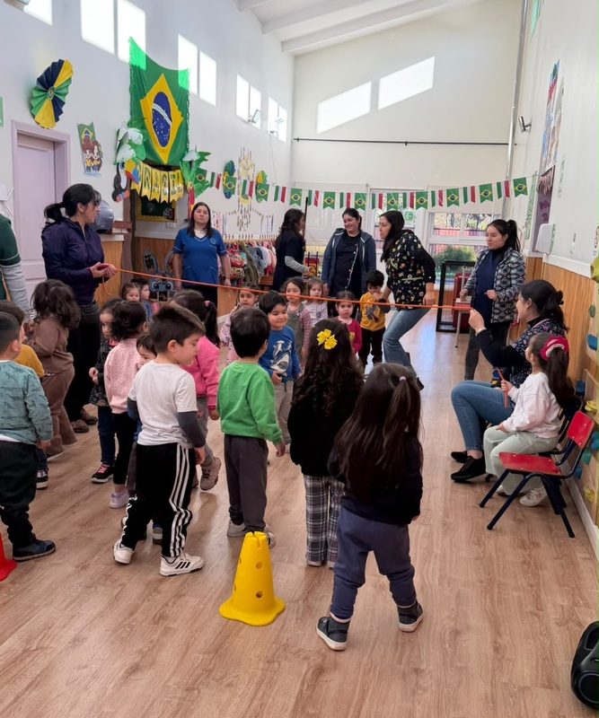 Niños y familias celebrando el 17 aniversario del Jardín Infantil Los Volcanes de Chile