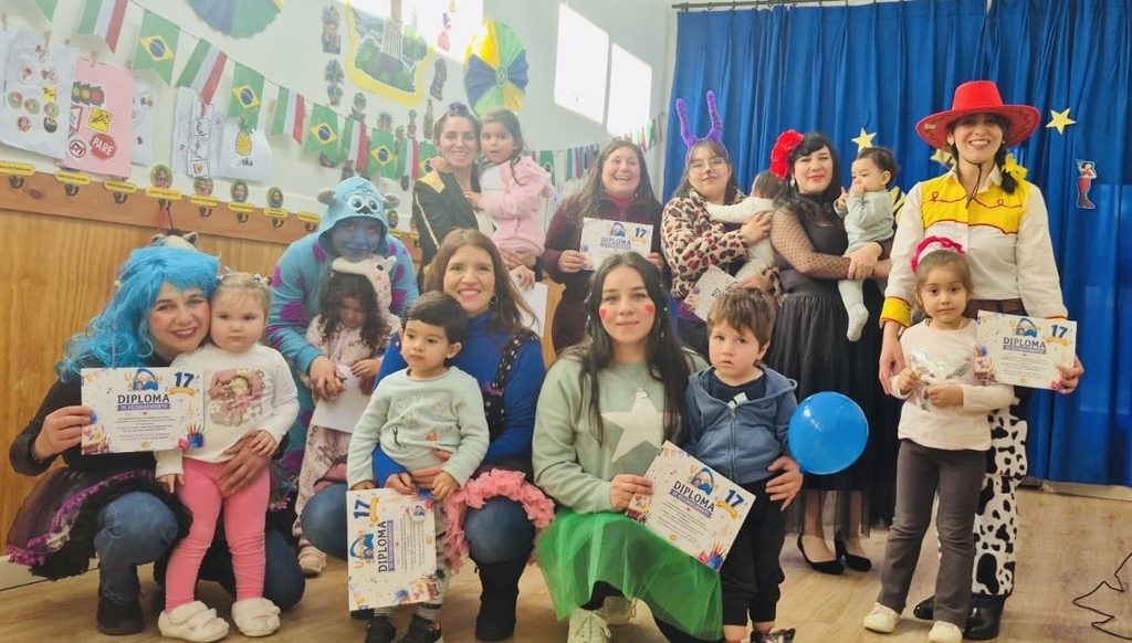 Niños y familias celebrando el 17 aniversario del Jardín Infantil Los Volcanes de Chile