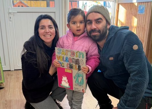 Niños y familias celebrando el 17 aniversario del Jardín Infantil Los Volcanes de Chile