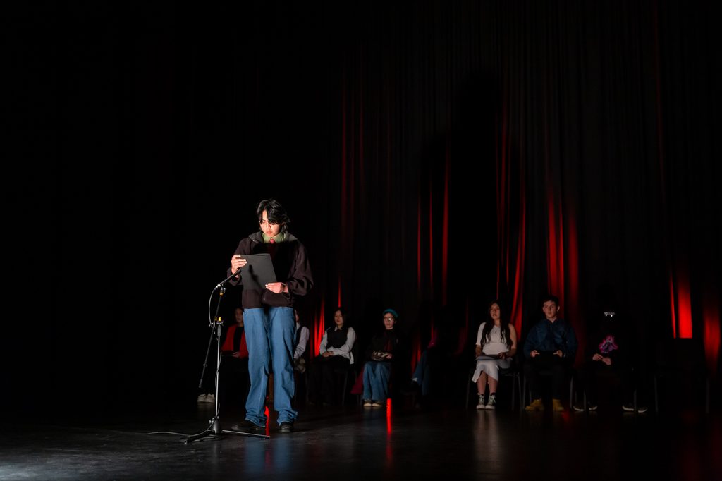 Jóvenes autores del taller literario Lecturas al Aire en Villarrica durante una sesión de creación