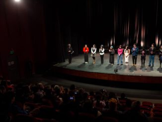 Jóvenes autores del taller literario Lecturas al Aire en Villarrica durante una sesión de creación