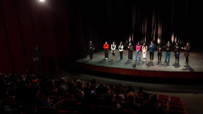 Jóvenes autores del taller literario Lecturas al Aire en Villarrica durante una sesión de creación