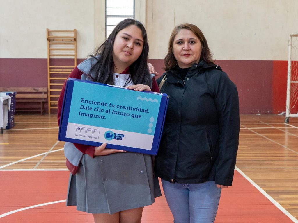 Estudiantes de la comuna de Victoria recibiendo sus nuevos computadores del programa Becas TIC de Junaeb