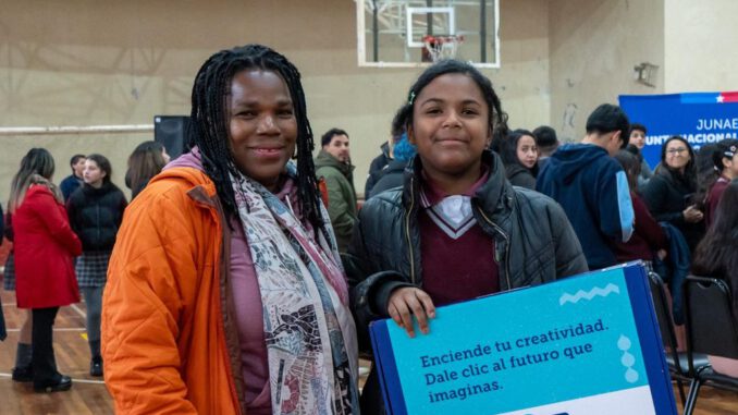 Estudiantes de la comuna de Victoria recibiendo sus nuevos computadores del programa Becas TIC de Junaeb