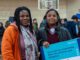 Estudiantes de la comuna de Victoria recibiendo sus nuevos computadores del programa Becas TIC de Junaeb
