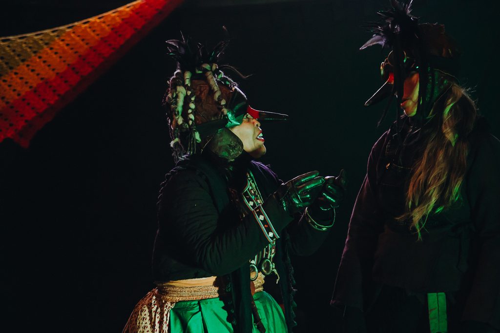 Actrices representando a pájaras carpinteras en la obra teatral Kürrüf en Pucón