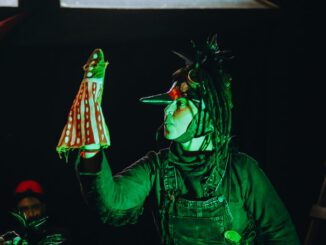 Actrices representando a pájaras carpinteras en la obra teatral Kürrüf en Pucón