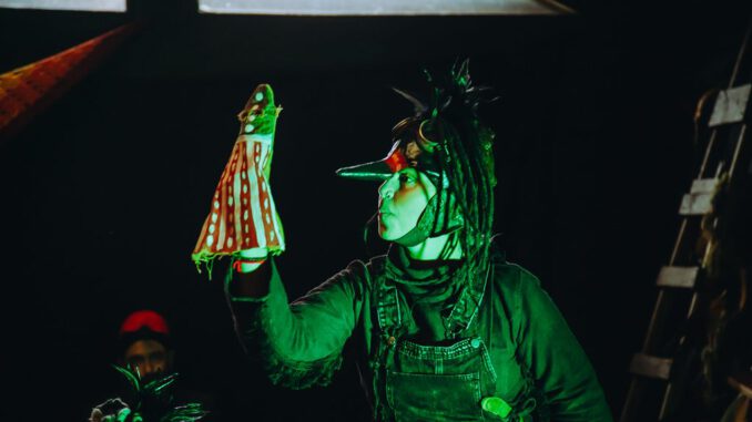 Actrices representando a pájaras carpinteras en la obra teatral Kürrüf en Pucón