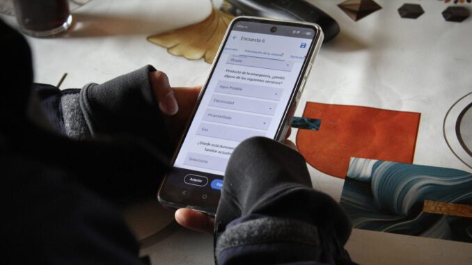 Equipos de la Seremi de Desarrollo Social aplicando la ficha FIBE en hogares afectados por el sistema frontal en La Araucanía.