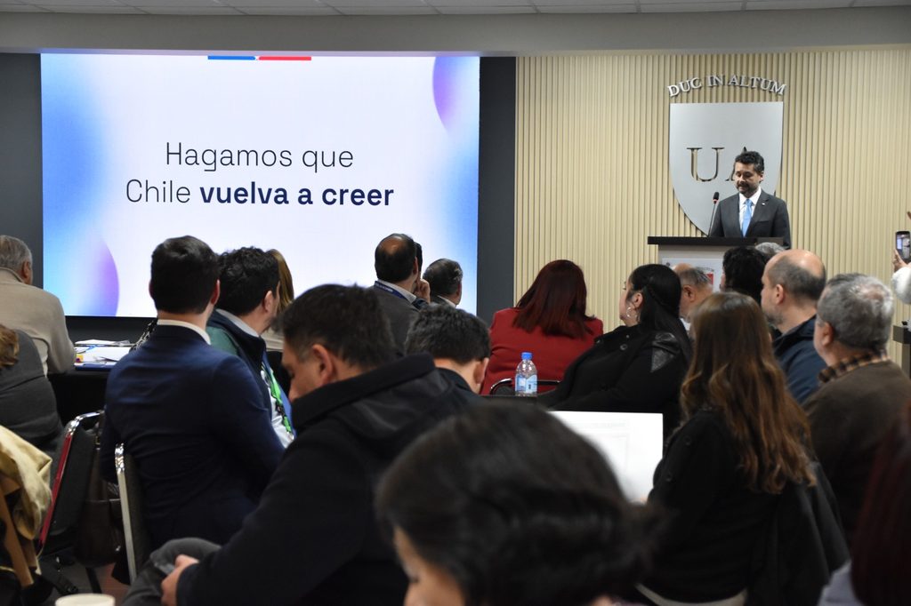 Representantes públicos, privados y académicos participando en los Diálogos Regionales en Temuco