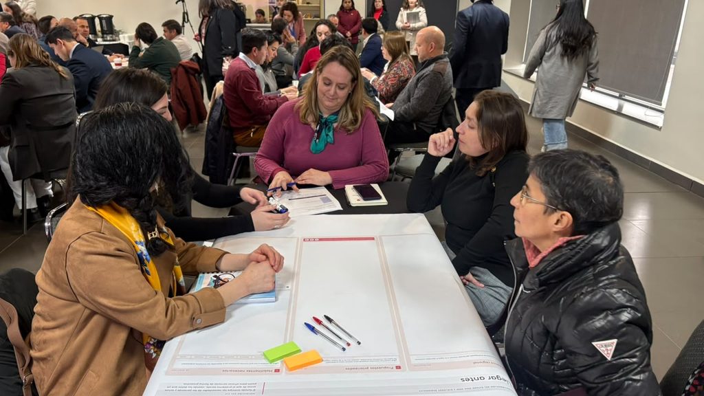 Representantes públicos, privados y académicos participando en los Diálogos Regionales en Temuco