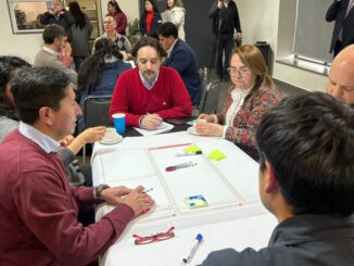 Representantes públicos, privados y académicos participando en los Diálogos Regionales en Temuco