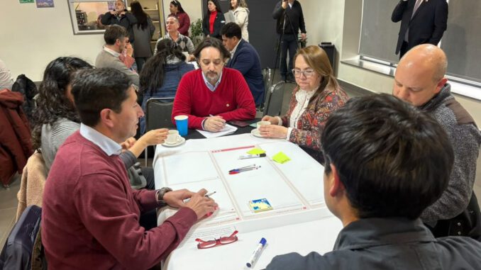 Representantes públicos, privados y académicos participando en los Diálogos Regionales en Temuco