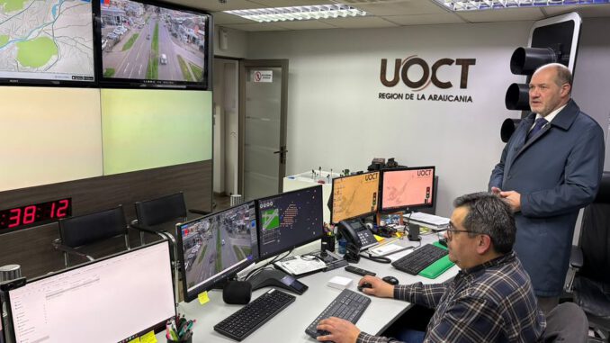 Centro de control de tránsito en La Araucanía con pantallas de monitoreo de semáforos y flujo vehicular