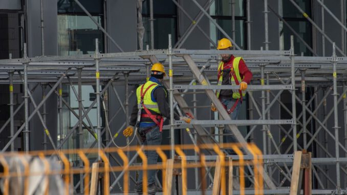 Gráfico que muestra la evolución del empleo formal e informal en la región de La Araucanía