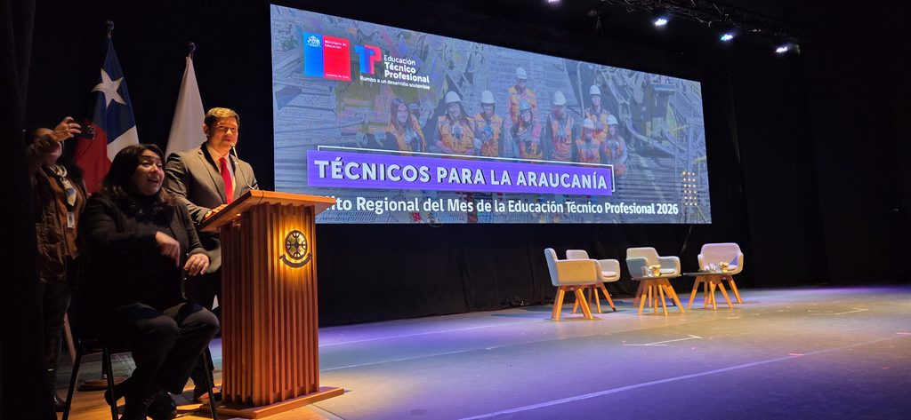 Estudiantes y autoridades en el hito regional del mes de la Educación Técnico Profesional en La Araucanía