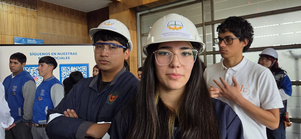 Estudiantes y autoridades en el hito regional del mes de la Educación Técnico Profesional en La Araucanía