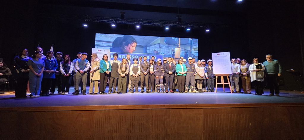 Estudiantes y autoridades en el hito regional del mes de la Educación Técnico Profesional en La Araucanía