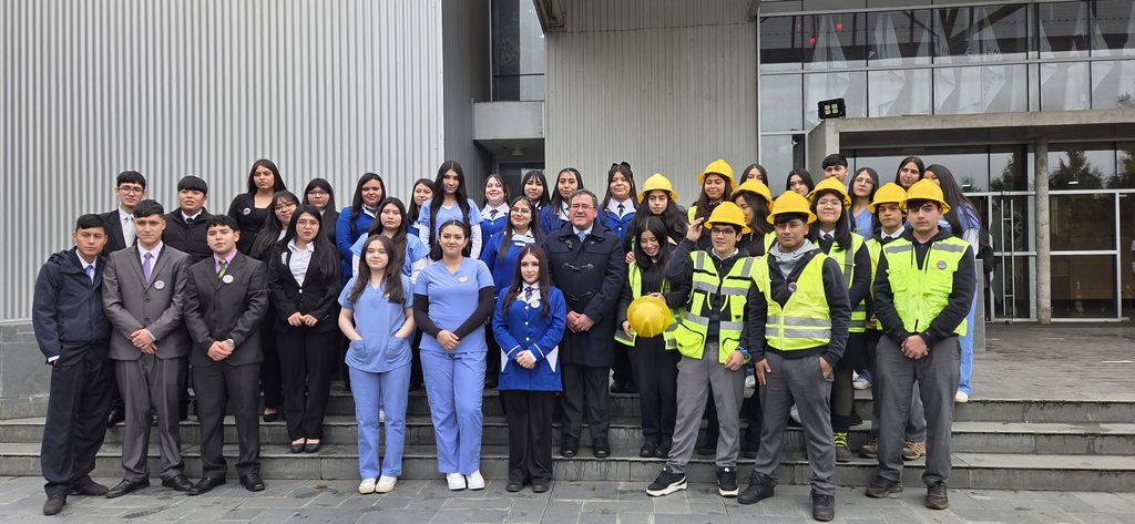 Estudiantes y autoridades en el hito regional del mes de la Educación Técnico Profesional en La Araucanía
