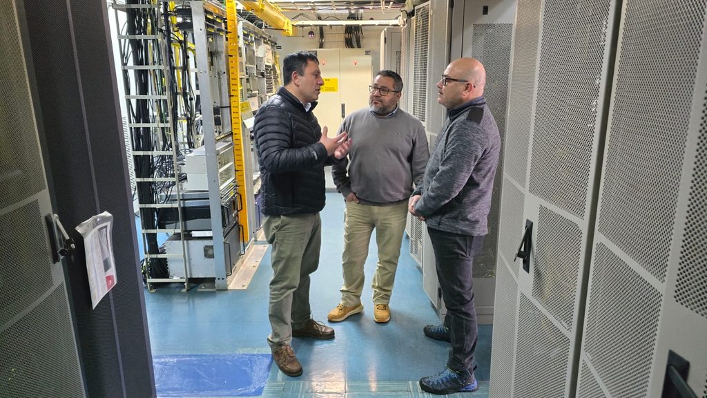 Personal de la SEREMI y SUBTEL inspeccionando una nueva antena de telecomunicaciones 5G en Temuco.
