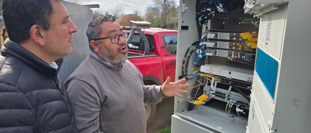 Personal de la SEREMI y SUBTEL inspeccionando una nueva antena de telecomunicaciones 5G en Temuco.