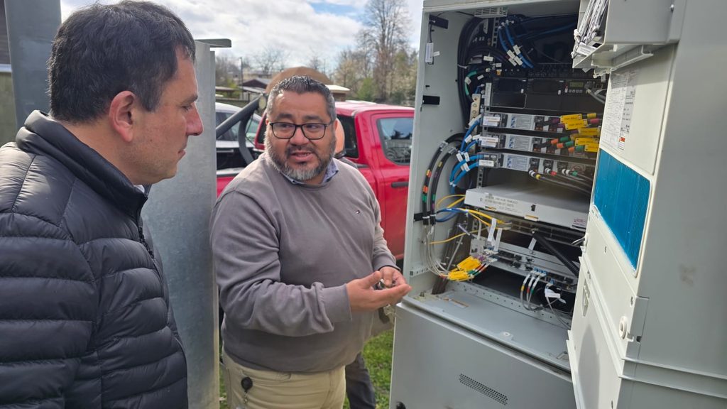 Personal de la SEREMI y SUBTEL inspeccionando una nueva antena de telecomunicaciones 5G en Temuco.