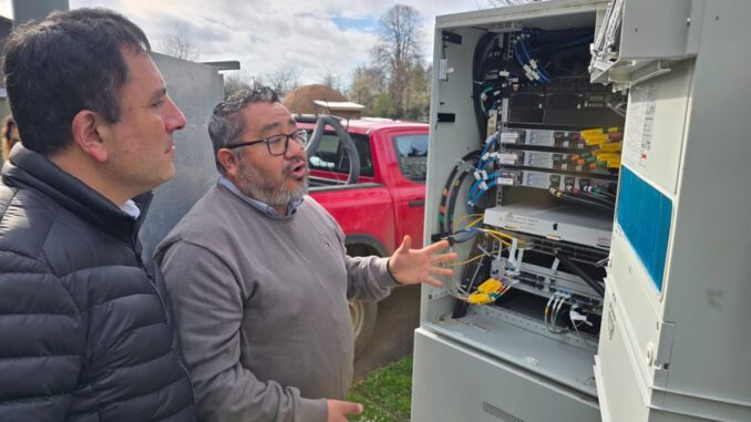 Personal de la SEREMI y SUBTEL inspeccionando una nueva antena de telecomunicaciones 5G en Temuco.