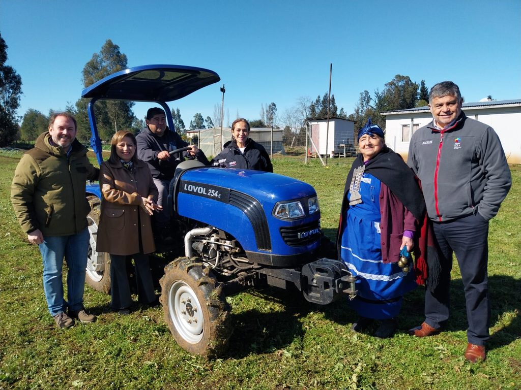 Agricultores de Padre Las Casas recibiendo tractor y sistema de riego para mejorar su producción agrícola