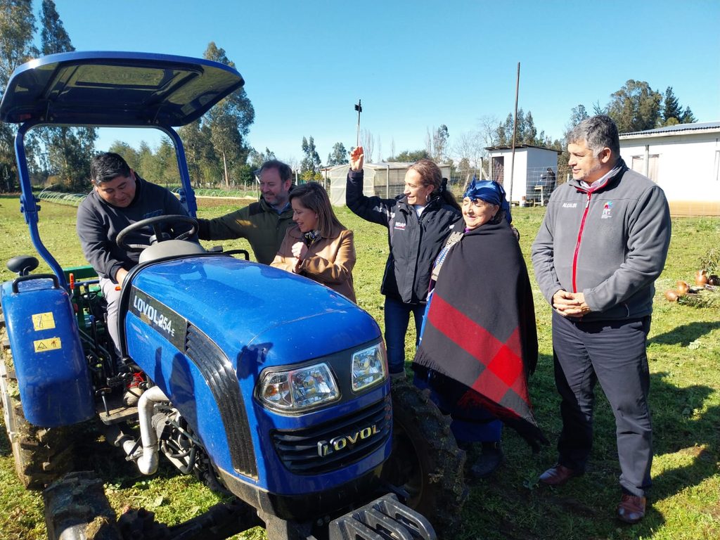 Agricultores de Padre Las Casas recibiendo tractor y sistema de riego para mejorar su producción agrícola