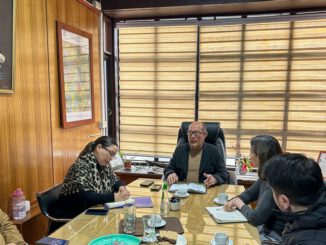 Débora Negrete del Plan Buen Vivir reunida con autoridades locales en Villarrica para dialogar con comunidades mapuche