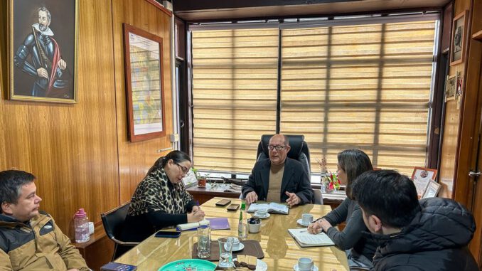 Débora Negrete del Plan Buen Vivir reunida con autoridades locales en Villarrica para dialogar con comunidades mapuche