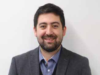 Diputado o político frente a pantallas de redes sociales simbolizando la crisis de representación