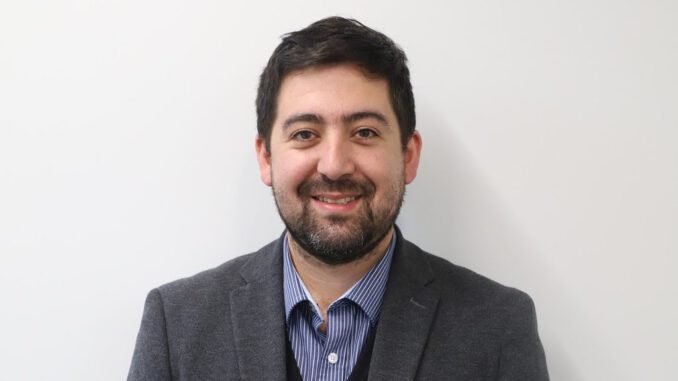 Diputado o político frente a pantallas de redes sociales simbolizando la crisis de representación