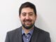 Diputado o político frente a pantallas de redes sociales simbolizando la crisis de representación