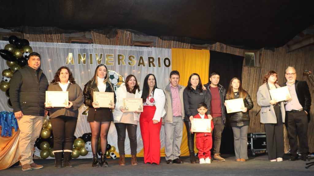 Escuela de fútbol femenino Ferrito celebrando su vigésimo aniversario en la comuna de Villarrica con sus jugadoras y cuerpo técnico.
