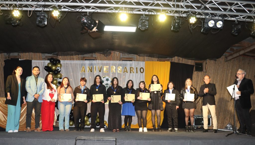 Escuela de fútbol femenino Ferrito celebrando su vigésimo aniversario en la comuna de Villarrica con sus jugadoras y cuerpo técnico.