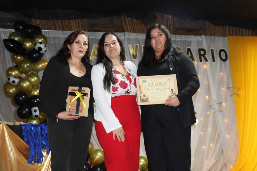 Escuela de fútbol femenino Ferrito celebrando su vigésimo aniversario en la comuna de Villarrica con sus jugadoras y cuerpo técnico.