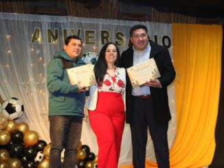Escuela de fútbol femenino Ferrito celebrando su vigésimo aniversario en la comuna de Villarrica con sus jugadoras y cuerpo técnico.