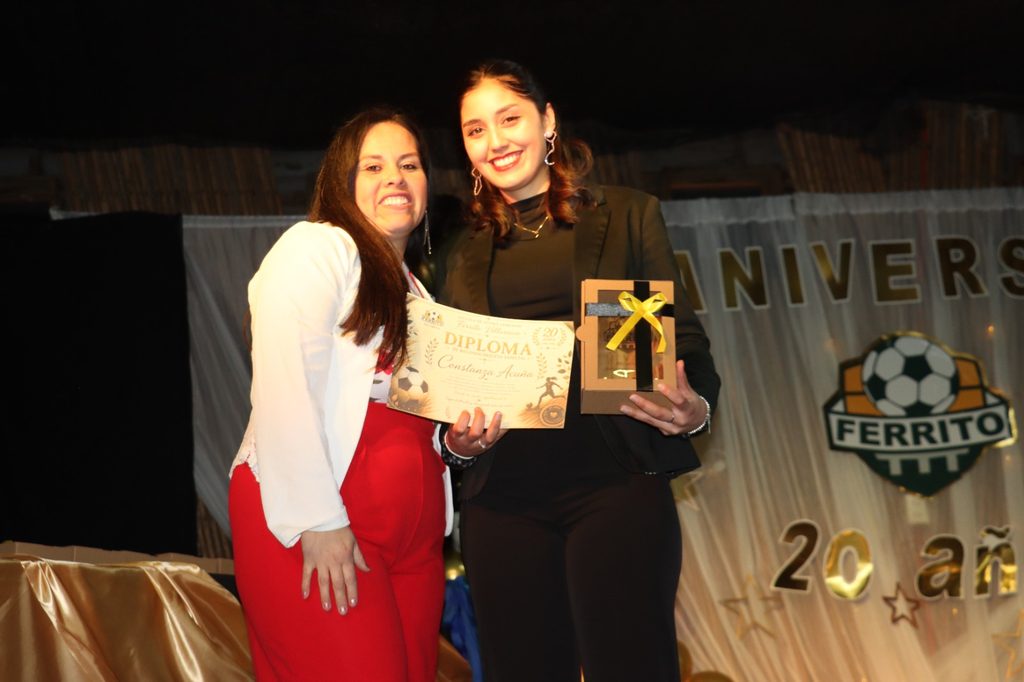 Escuela de fútbol femenino Ferrito celebrando su vigésimo aniversario en la comuna de Villarrica con sus jugadoras y cuerpo técnico.