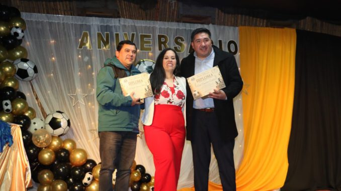 Escuela de fútbol femenino Ferrito celebrando su vigésimo aniversario en la comuna de Villarrica con sus jugadoras y cuerpo técnico.