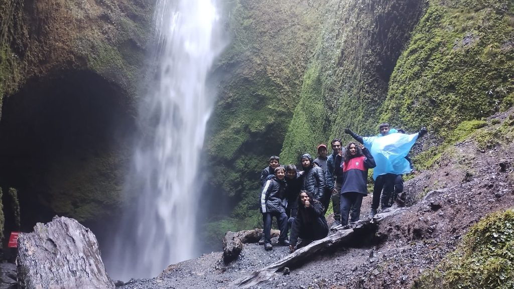Fachada y estudiantes de la Escuela Epu Klei en Licán Ray durante actividades escolares