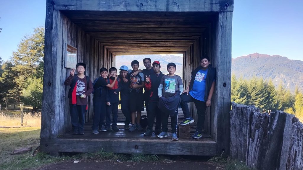 Fachada y estudiantes de la Escuela Epu Klei en Licán Ray durante actividades escolares
